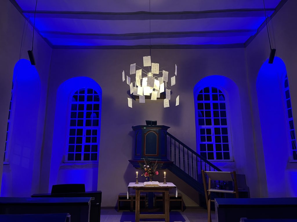 Designerlampe in der Kirche der Bücher